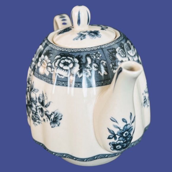 Vintage Teapot for One 🎉Host Pick🎉 - Picture 2 of 7